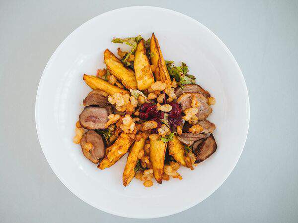 Familia - Салат с утиным филе и румяным картофелем