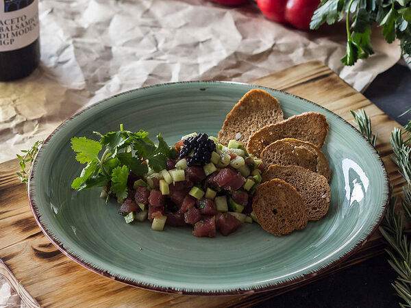 Volna - Тартар из тунца с авокадо и крутонами