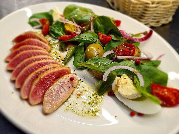 Чемодан - Салат Нисуаз фирменный с розовым тунцом