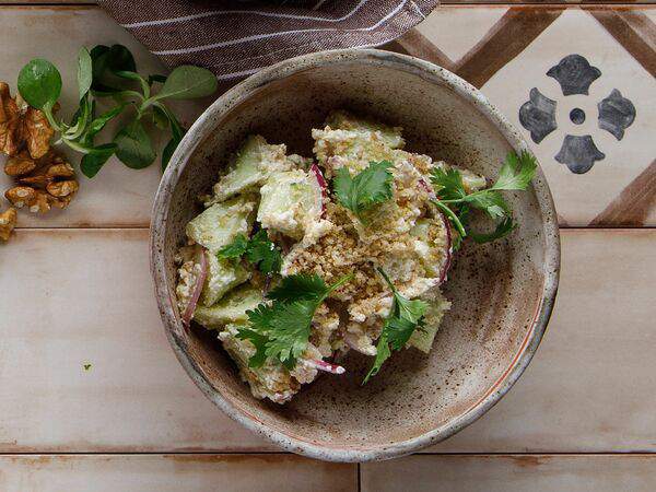 Хачо и Пури - Салат по-аджарски с орехово-сырной заправкой