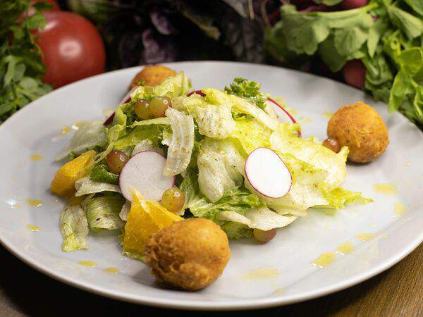 Кафе La Manana - Салат с сырными пончиками