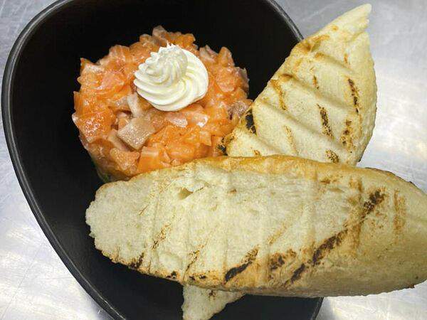 Praslin - Тар-тар из лосося с гуакамоле и сыром Филадельфия