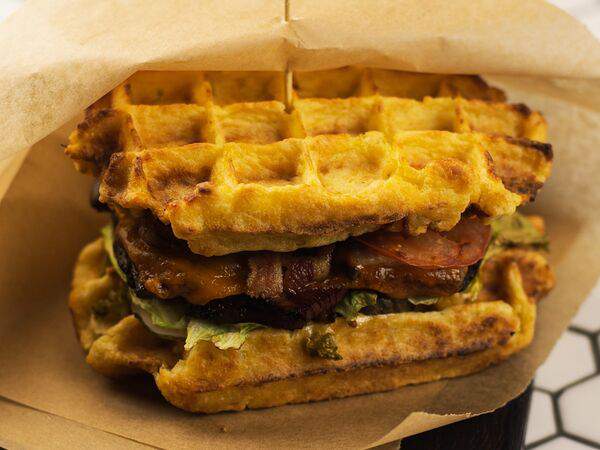 Waterzooi - Бургер с пастрами на картофельной вафле