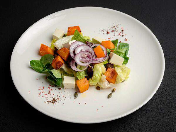 Урал Тау на Гоголя - Салат с запеченной тыквой и сыром Фета