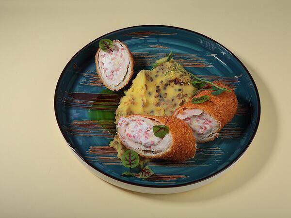 Kiss - Куриный рулет с муссом из бекона и сыра