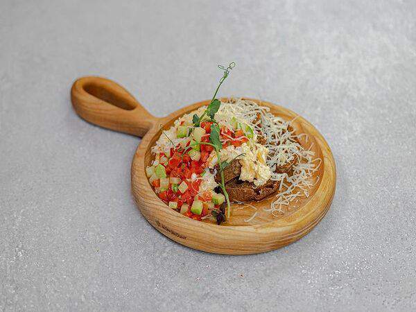 Sample Coffee - Скрэмбл на тосте с соусом песто, овощами и пармезаном