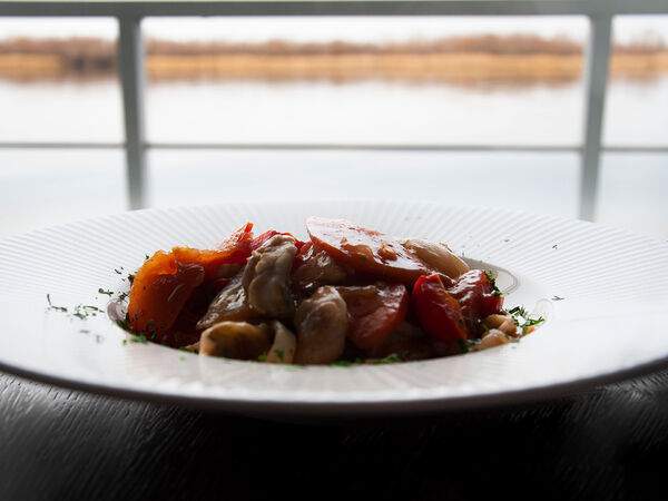 Акватория - Щечки судака, тушенные с овощами