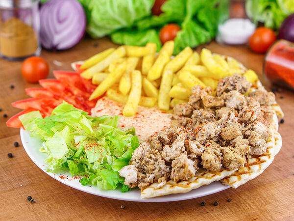 Nastik - Гирос с курицей на тарелке