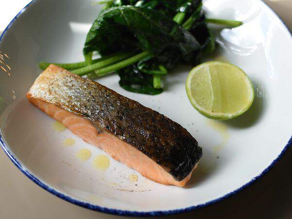 Lilu kitchen - Лосось, шпинат, луковый соус