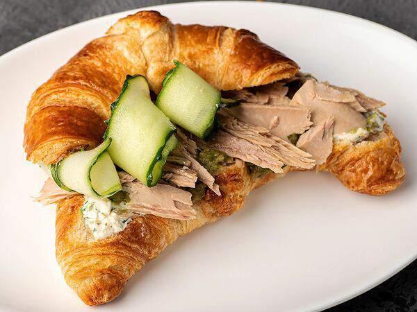 Кофефорния - Круассан Тунец-авокадо