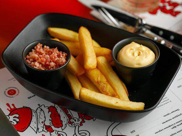 Moo Moo Burgers & Grill - Картофель фри с беконом и сырным соусом