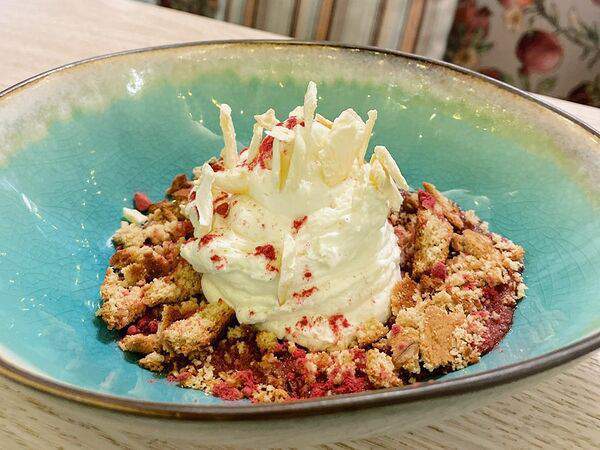 Иль густо - Сырный крем с штрейзелем и бруснично-кофейным соусом