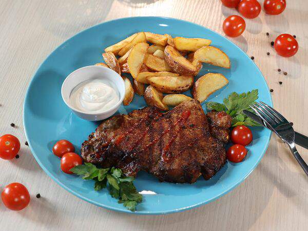 Aquarela Family - Стейк из корейки с картофельными дольками