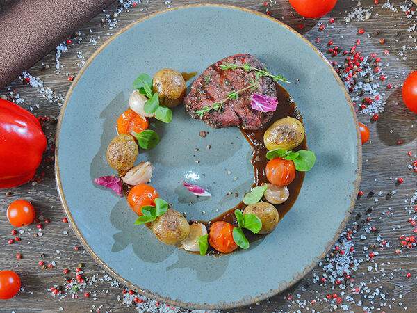 Ресторан Старый Город - Стейк из телятины с мини картофелем и томатами черри