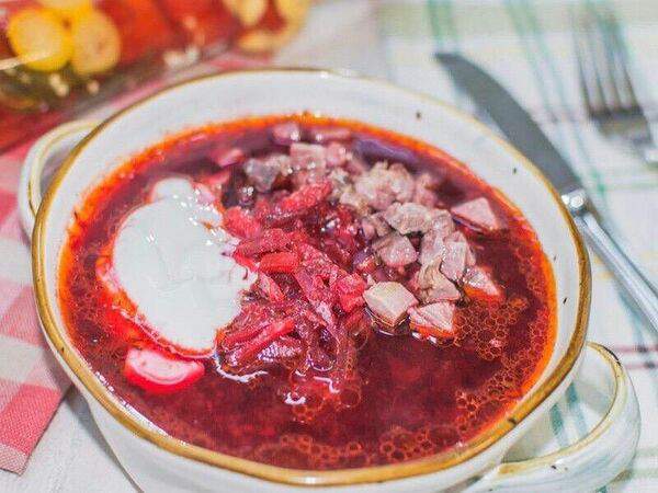 Окрошка - Борщ с отварной говядиной, сметаной и зеленью