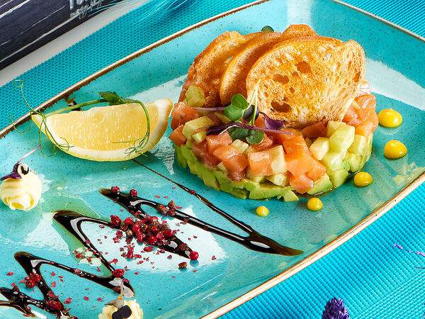 Toplivo - Тартар из лосося с бальзамической заправкой