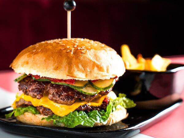 Свет - Фирменный бургер с картофелем Фри