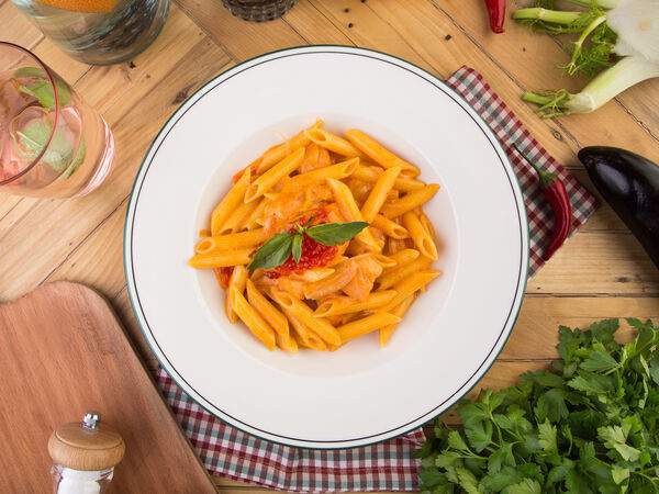 Pinzeria by Bontempi - Пенне с водкой, лососем и красной икрой