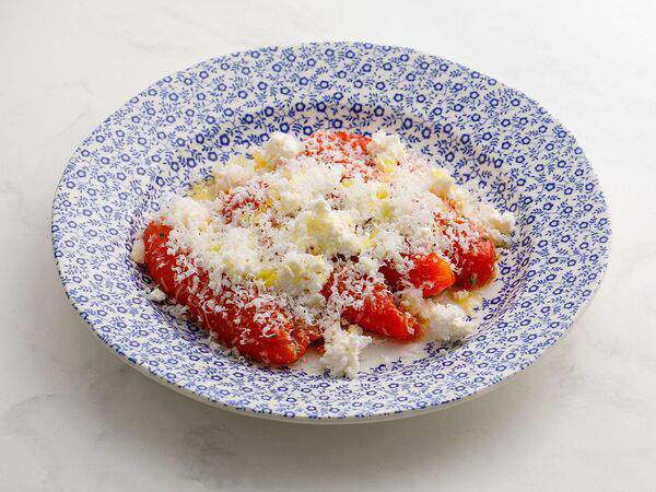 Oggi Bistro - Печёные перцы с пармезаном и сыром фета