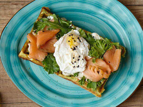 Чашка - Венская вафля с семгой и яйцом пашот