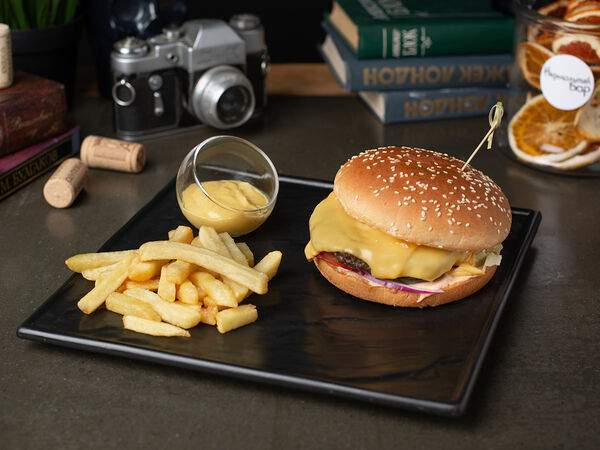 Нормальный Бар - Бургер с мясной котлетой и острым соусом