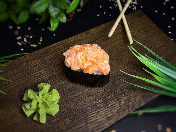 НЕФТЬ еда - Гункан с лососем запеченный с сырным соусом