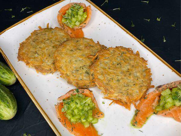 Lenkoff - Драники с лососем и тартаром из огурца