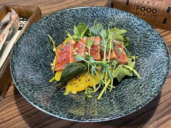 Foodmarket #FaceRoll - Салат с опалённым тунцом, руколой и шпинатом