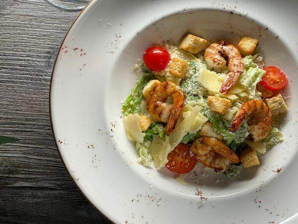 Шенген - Салат Цезарь с тигровыми креветками