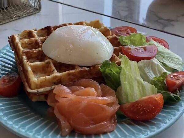 Библиотека - Яйцо пашот на сырной вафле с лососем