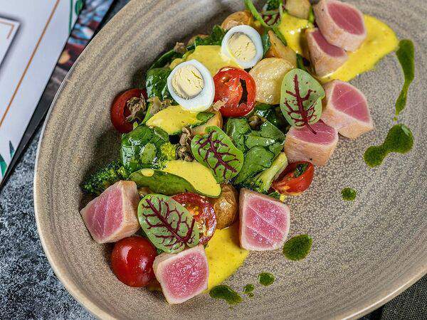 Дикая утка - Салат с обжаренным тунцом и горчичным соусом