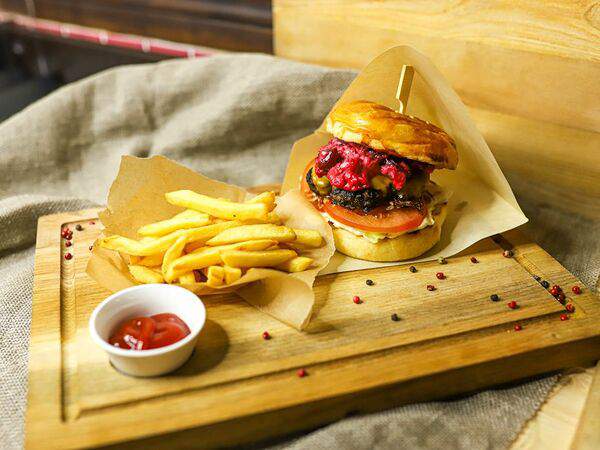 Мангал хауз - Бургер с говядиной и вишневым соусом