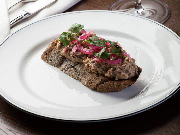 ПЕРСОНЫ - Бутерброд с топленой свининой и маринованным луком