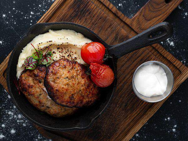 Bretzel - Котлеты из щуки с картофельным пюре и сметаной