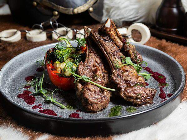 Викинги - Каре ягненка в запеченном болгарском перце