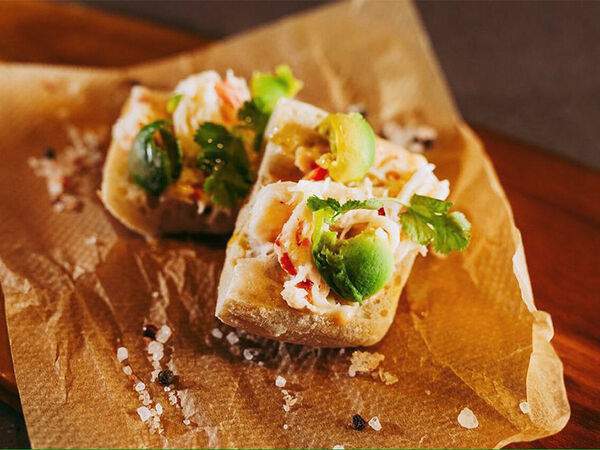 БАЗА - Брускетта с мясом краба и авокадо