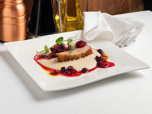 Ресторан Метрополь - Утиная грудка с морковным муссом и мочеными ягодами