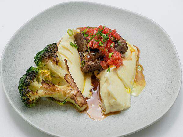 Сойка Grand - Говядина томленная с соусом BBQ, картофельным пюре и брокколи