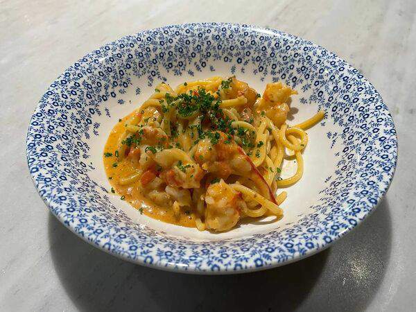 Oggi Bistro - Спагетти с креветками и соусом из печёного чеснока