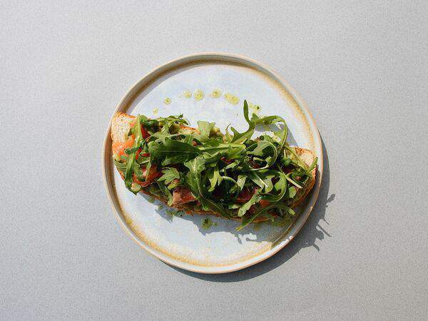 Гнездо - Брускетта со слабосоленым лососем и гуакамоле