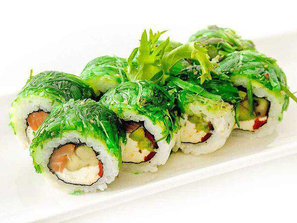Fusion Sushi - Ролл с лососем в чуке