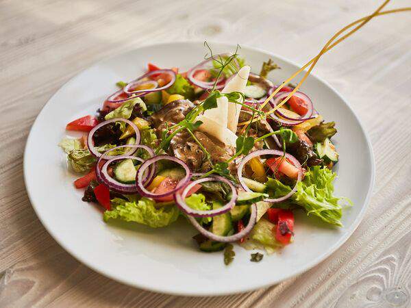 Мада - Салат с куриной печенью и грушей