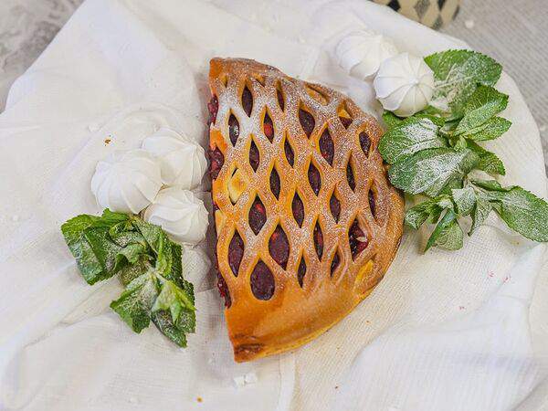 Пекарня Буханка - Половина пирога с брусникой и яблоками