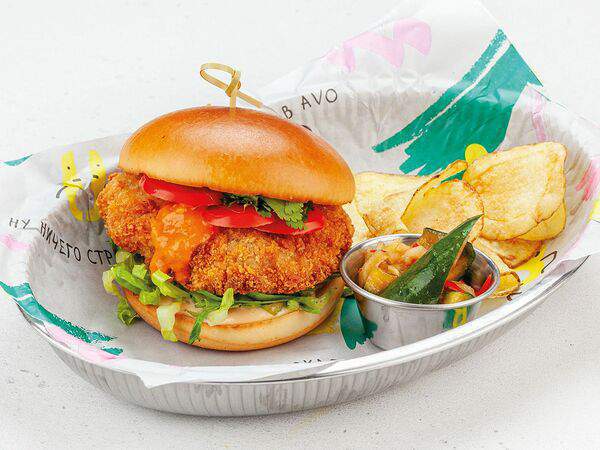AVO Kitchen & Bar - Куриный бургер с соусом Карри и кинзой