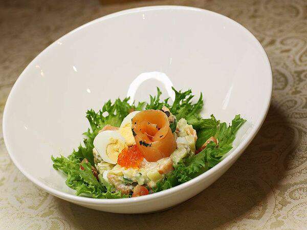 Ирис - Салат Оливье с лососем и красной икрой