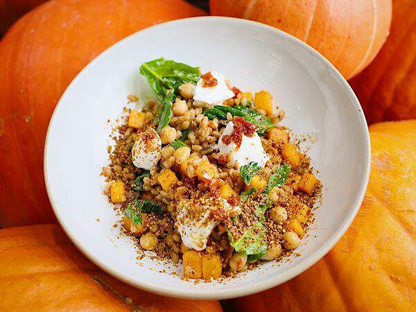 Coffee Room - Салат с полбой, тыквой и рикоттой