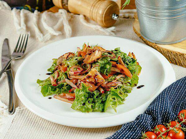 Мясной bro - Салат с нежной семгой гриль