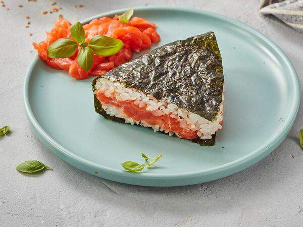 Dобрые суши - Онигири с пикантным лососем