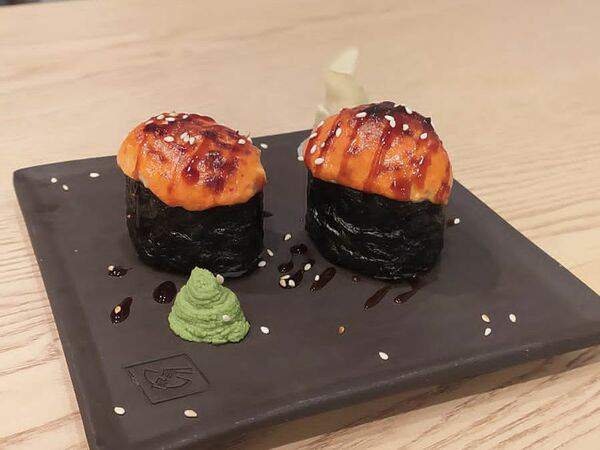 Манэки - Острые суши с лососем