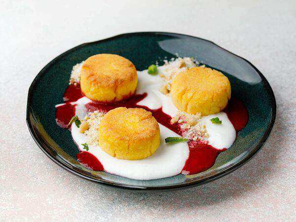 Гости - Веганские сырники из поленты с кокосовым кремом и малиновым соусом